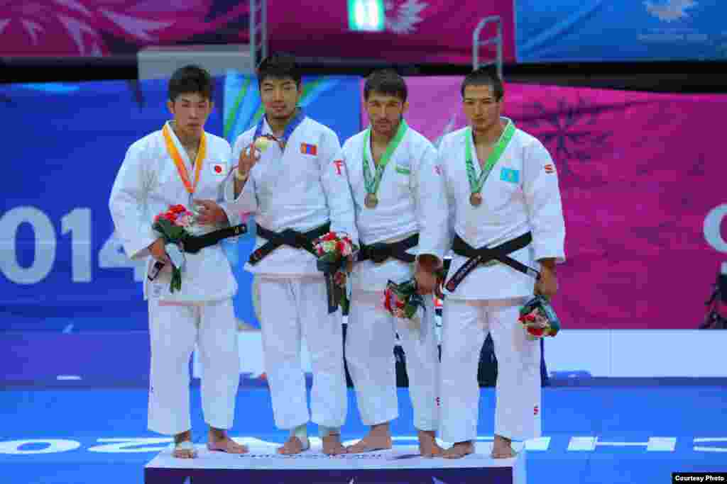 Бронзовый призер чемпионата мира в Бразилии по дзюдо 2013 года Азамат Муканов (крайний справа) на Азиаде также удостоился бронзовой награды. Инчхон, 20 сентября 2014 года. Фото пресс-службы комитета спорта и физической культуры. 