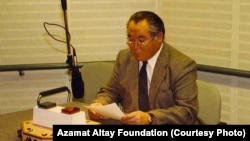 Азамат Алтай “Азаттыктын” Мүнхендеги студиясында берүү даярдоодо. 1980-жылдар. 