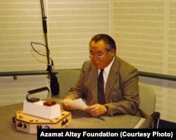 Азамат Алтай “Азаттыктын” Мүнхендеги студиясында берүү даярдоодо. 1980-жылдар.