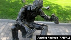 Скульптура чистильщика обуви в Баку, 2012