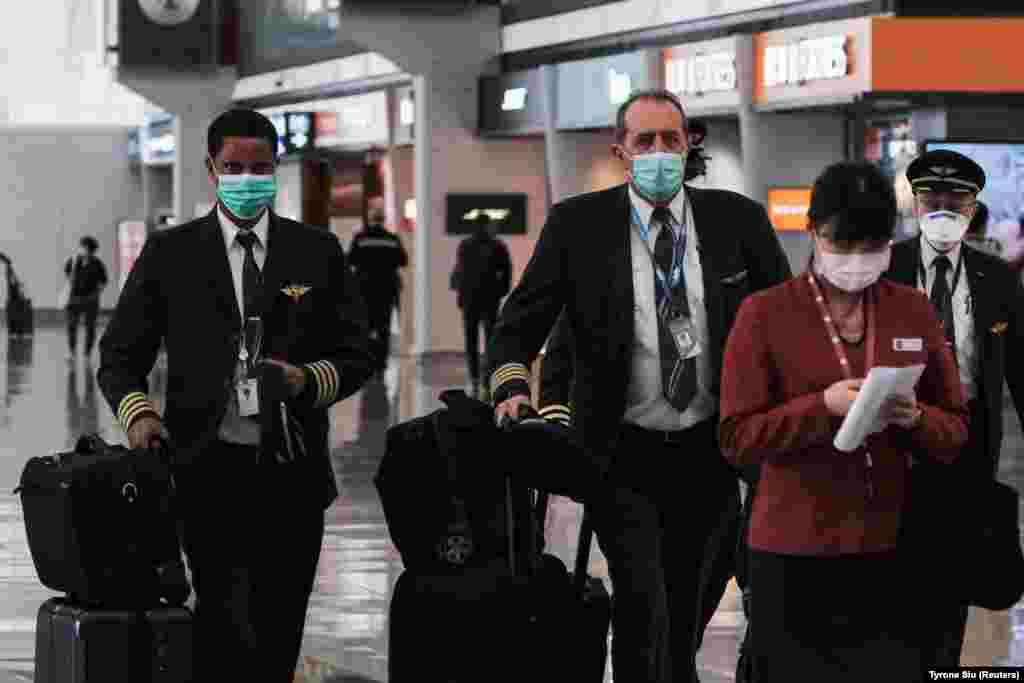 Гонконг әуежайында маскі киген ұшқыштар. Бұл елде вирус жүзден астам адамда табылып, екі адам көз жұмды. 5 наурыз 2020 жыл.