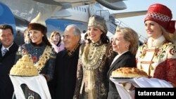 2009 елда АКШның ул вакыттагы Дәүләт сәркатибе Һиллари Клинтон Казанга килә