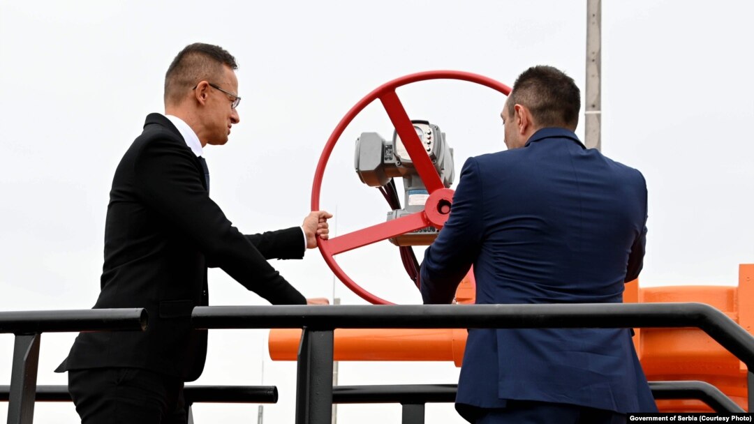 Міністри закордонних справ Угорщини Петер Сіятро та внутрішніх справ Сербії Александр Вулін на відкритті газового транзиту до Угорщини через Сербію, 30 вересня 2021 року