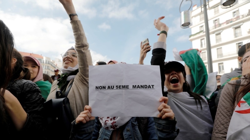 پس از عقب نشینی بوتفلیقه معترضان در الجزایر خواستار تغییرات سریع شدند