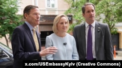 Повірена у справах США в Києві Джулі Девіс із сенатором Річардом Блюменталем (ліворуч) і конгресменом Джимом Гаймсом, Київ, фото опубліковане 28 травня 2026 року