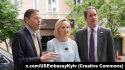 Повірена у справах США в Києві Джулі Девіс із сенатором Річардом Блюменталем (ліворуч) і конгресменом Джимом Гаймсом, Київ, 28 травня 2026 року
