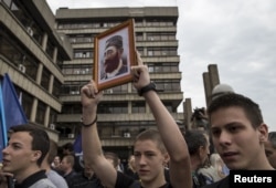 'Oni koji misle da ga treba rehabilitirati, neka to i rade. Ne možete me uvjeriti da je politička uloga Draže Mihailovića bila pozitivna, ali bit će onih koji će tako što povjerovati. To je također dio demokracije.' (Fotografija: skup podrške za rehabilitaciju Draže Mihailovića, Beograd)