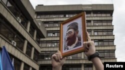 Demonstrant drži sliku Dragoljuba Draže Mihailovića, fotoarhiv