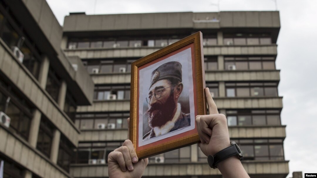 Demonstrant drži sliku Dragoljuba Draže Mihailovića, fotoarhiv