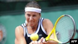 Kazakhstan's Yaroslava Shvedova defeated Poland's Agnieszka Radwanska in straight sets.