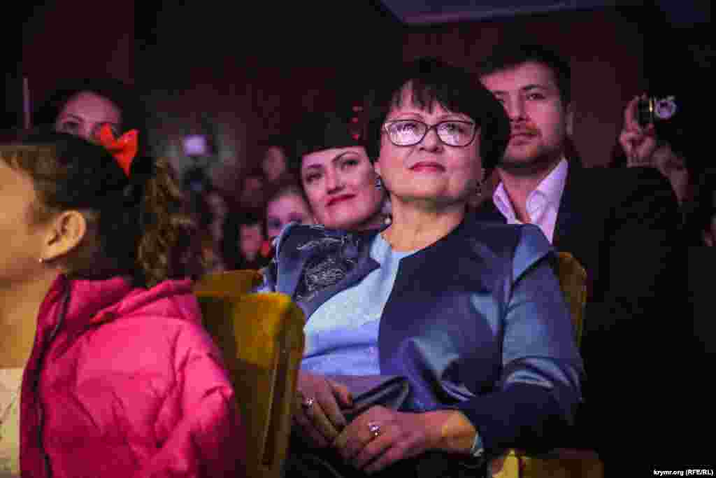 OOO «Qara deñiz production» baş müdiriniñ muavini Lilâ Bucurova: «Bizim balalarğa baqqanda sessiz adam yırlaycaq, ayaqsız adam oynaycaq. Qıyın ve qara künlerni adamlar özleri yapa, amma biz bunı balalarımızğa yapmaycaqmız. «Tatlı ses» yaşaycaq! Tünevin bar edi, bugün bar ve yarın da olacaq!»