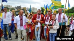 Делегация от города Славянск во время парада вышиванок в Киеве на День Независимости Украины, 24 августа 2013 года