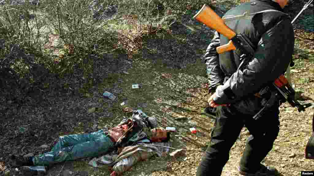 Kosovo: Pripadnik Oslobodilačke vojske Kosova prolazi pored tijela seljaka iz Račaka. Četrdeset i pet albanskih civila ubijeno je od strane srpskih snaga 15. januara 1999. Masakr u Račku smatra se jednim od ključnih događaja koji su uticali na odluku NATO‑a da intervenira protiv srpskih snaga.Ukrajina: Tijelo s vezanim rukama bijelom tkaninom, koje su prema navodima mještana ubili ruski vojnici, leži na ulici u Buči, u Ukrajini, 3. aprila 2022. Prema ukrajinskim vlastima, 458 civila ubijeno je u Buči. Neke od žrtava imale su vezane ruke i, prema zvaničnicima, strijeljane su iz neposredne blizine.