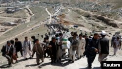 مراسم خاک‌سپاری افرادیکه در سه حمله پی هم در منطقه دشت برچی کابل کشته شدند.
