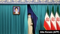 Udhëheqësi suprem i Iranit, Ajatollah Ali Khamenei, duke votuar.