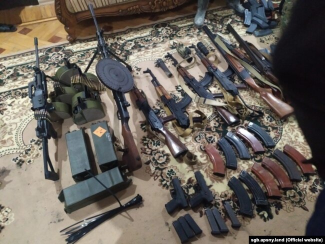 Арсенал, изъятый при обыске у Ахры Авидзбы и его "охранников". Фото Службы госбезопасности Абхазии