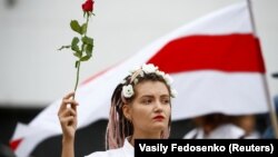 Дівчина з квіткою на акції протесту, Мінськ, 22 серпня 2020 року