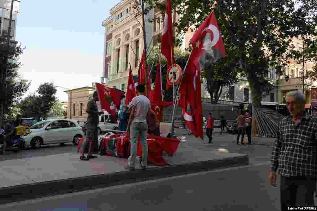 Istanbul, 24 iulie 2016: steaguri