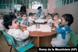 Árva gyerekek ebédelnek egy bukaresti árvaházban 1989-ben