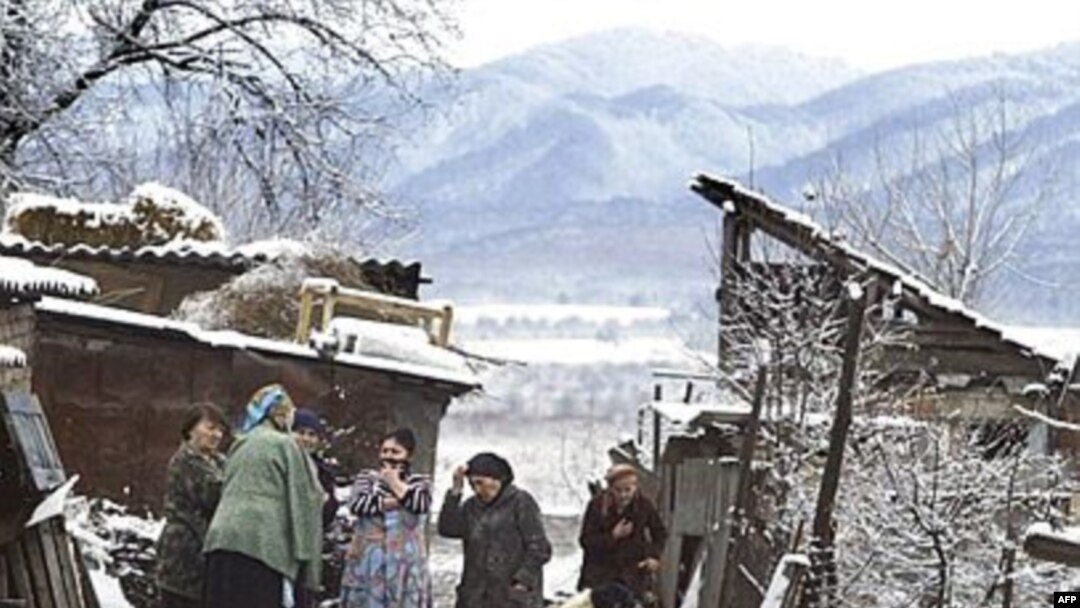 Žena iz Severne Osetije na prelasku u južnoosetijsko selo Kombileyevskoye.
