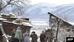 Žena iz Severne Osetije na prelasku u južnoosetijsko selo Kombileyevskoye.