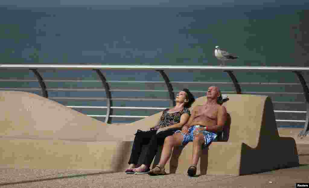 Britaniyalılar isti yay günlərinin keyfini çıxarırlar