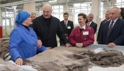 Президент Белоруссии Александр Лукашенко во время визита на витебскую меховую фабрику. 2 ноября 2018 года