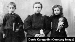 Stepan Karagodin’s wife, Anna, with two of their children. Although illiterate, Anna Karagodina began the search to learn the truth about her husband’s fate.