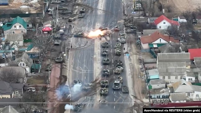 خط تانک‌های روسی که در بروواری در شمال شرق کی‌یف هدف آتش‌بار نیروهای اوکراینی قرار گرفته‌اند