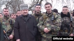 Ахмат Кадыров (в центре) с бойцами, перешедшими на сторону федеральных войск во время войны в Чечне. Справа от Кадырова нынешний председатель правительства республики Магомед Даудов.
