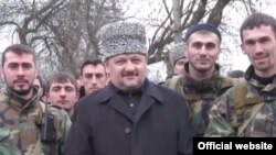 Ахмат Кадыров с бойцами, перешедшими на стороне России в войне с Ичкерией. Архивное фото