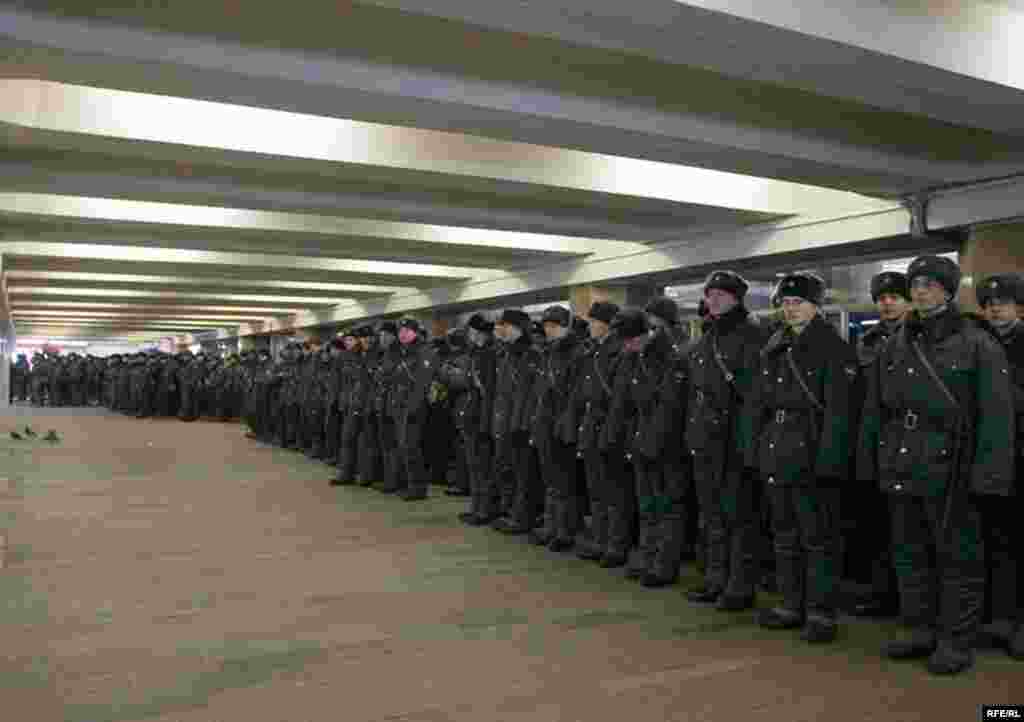 Милиция. Выход из метро Китай-город в сторону Славянской площади. 17 февраля 2008, 14.45