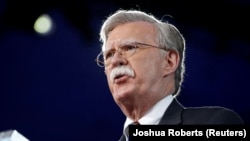 În timp ce Trump a denunțat „schimbarea de regim” și „construirea de națiuni”, Bolton (69 de ani) e un susținător vocal al intervenției Americii în străinătate.