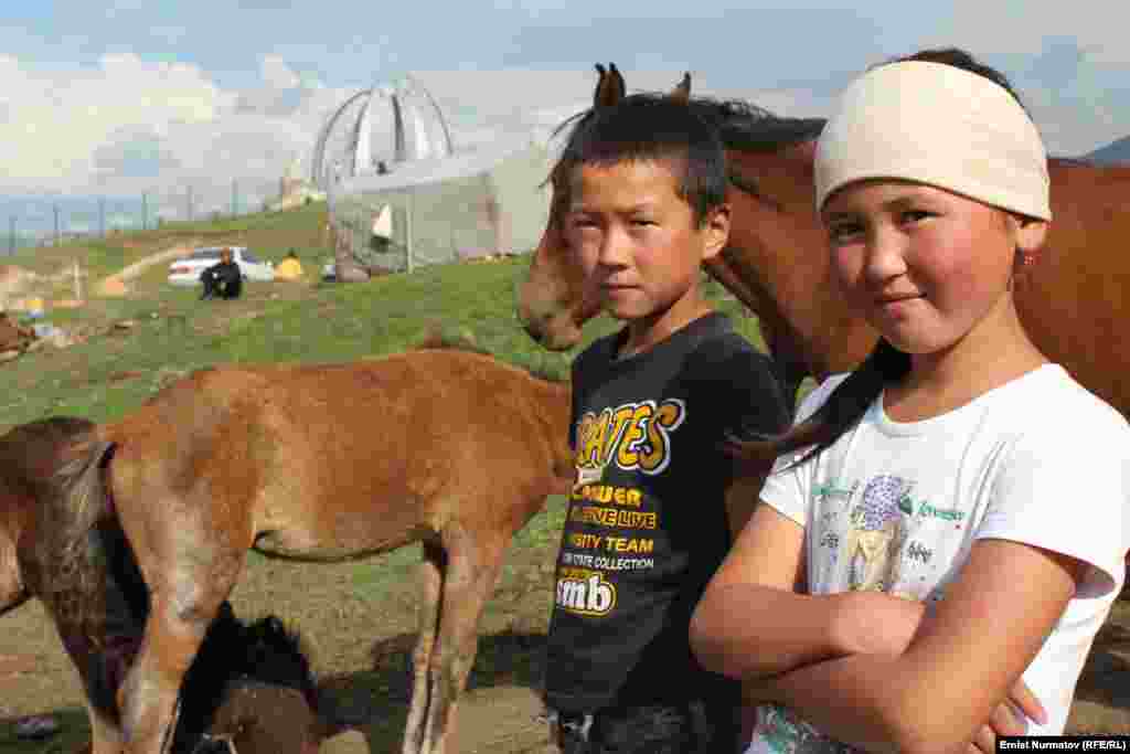 Children living in the Chyiyrchyk Pass at an altitude of 2,400 meters. Their village comprises about 200 yurts and 100 tents. 