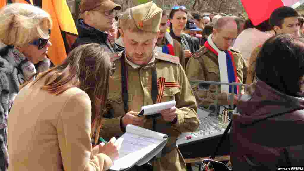 У заході взяли участь актори, одягнені у військову форму радянської армії часів Другої світової війни. На привокзальній площі розмістили стару військову техніку