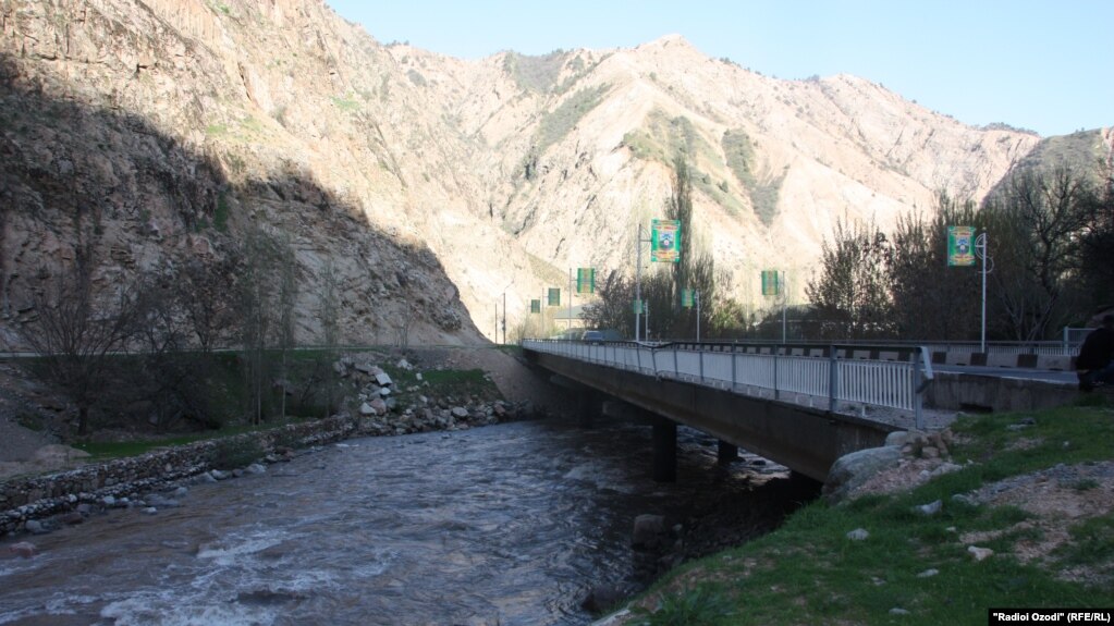 КҲФ мегӯяд, ду касро, ки дар садама ба об афтода буданд, наҷот дод