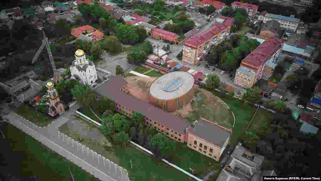 На месте спортзала, где находится основной мемориал, поставили купол. Новую школу построили буквально через дорогу от старой, и уже 15 лет у нее нет номера. Должно ли новое здание иметь № 1, как у старой школы, – этот спор пострадавшие при теракте ведут много лет.