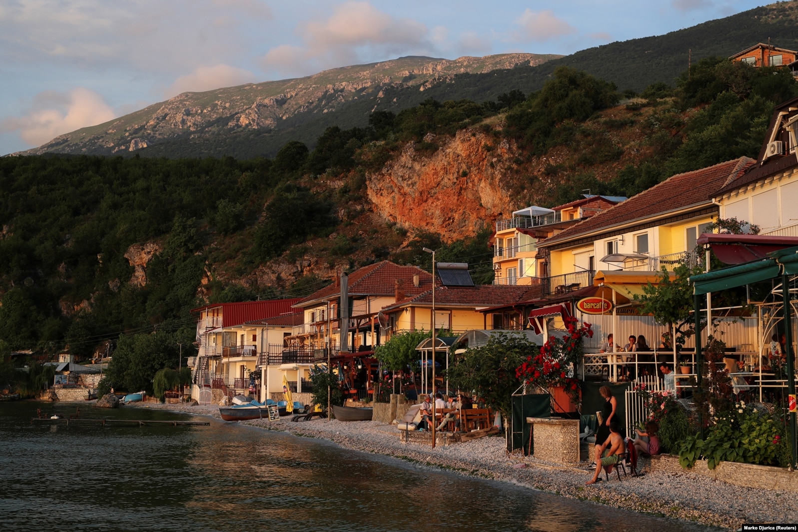 Restorane buzë Liqenit të Ohrit.