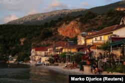 Restorane buzë Liqenit të Ohrit.