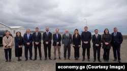 Замминистра экономики Тамар Иоселиани (пятая справа) представила проект глубоководного порта Анаклия представителю Бюро по делам Европы и Евразии Госдепартамента США Питеру Андреоли.