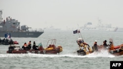 Құтқарушылар Sewol паромы апатқа ұшыраған аймақта. Сәуір, 2014 жыл.