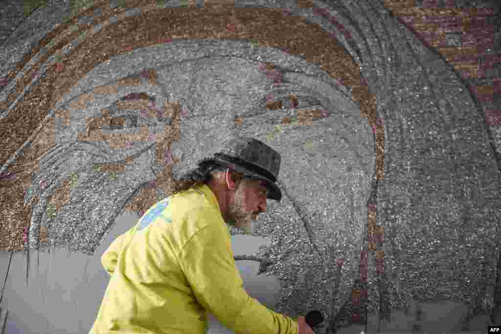 Artisti Saimir Strati po përdorë mbi 1 milion e 500 mijë tela të bardhë dhe ngjyrë kafe për mozaikun e Nënës Terezë.