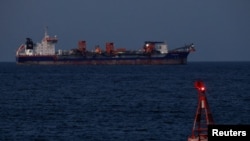 Нидерландское судно стоит на якоре у берегов Маската, Оман. 9 марта 2026 года