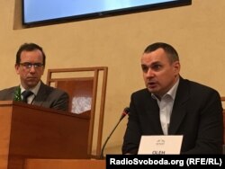 Модератор зустрічі Давід Стулік слухає виступ Олега Сенцова