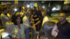 Učesnici protesta "1 od 5 miliona" sa leve i pripadnici vojnog obezbeđenja (u civilu) sa desne strane zaštitne ograde tokom protesta u subotu 10. avgusta