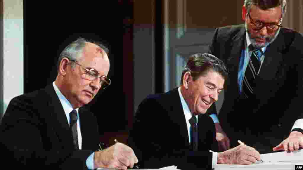 Reagan i Gorbačov su 1987. potpisali sporazum o ukidanju čitave kategorije nuklearnog naoružanja &ndash; raketa srednjeg dometa, Bijela kuća, 8. decembar 1987.