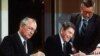 Liderul sovietic, Mihail Gorbaciov, (stânga) și președintele SUA, Ronald Reagan, semnând, pe 8 decembrie 1987, la Washington, un tratat pentru eliminarea rachetelor de rază scurtă și medie