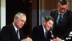 Mihail Gorbaciov și Ronald Reagan la un summit din Washington