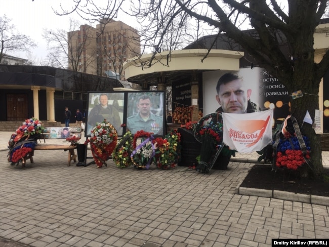 Место гибели Александра Захарченко на бульваре Пушкина
