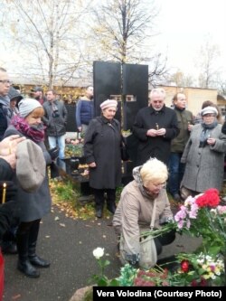 На могиле Дмитрия Холодова в день двадцатой годовщины его гибели